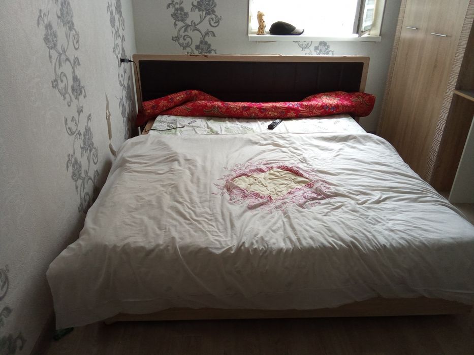 Продаю спальный гарнитур