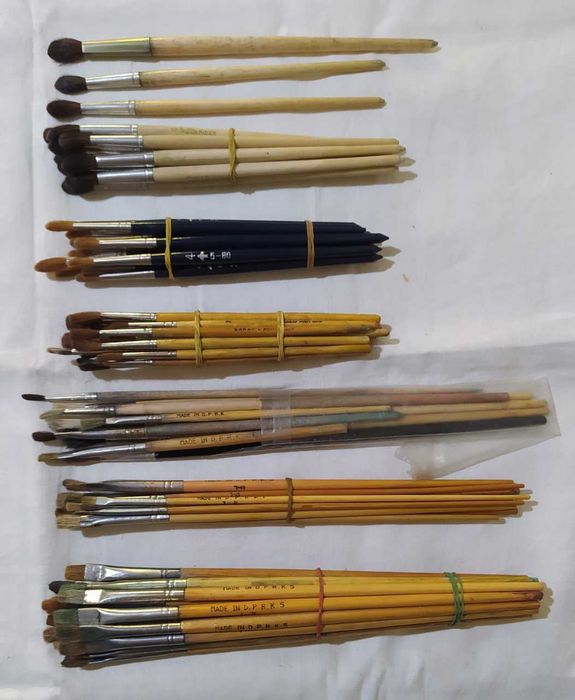 этюдники размеры  40+28+8  и  34+23+8   есть кисточки.