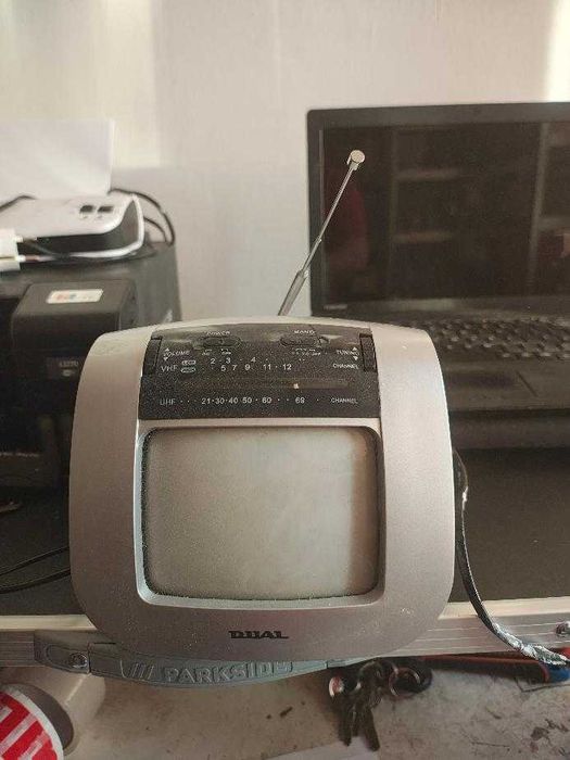 Televizor portabil RIAL retro CRT cu antenă – VHF/UHF – model vintage