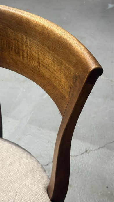 Scaun din lemn de teak tapitate.
