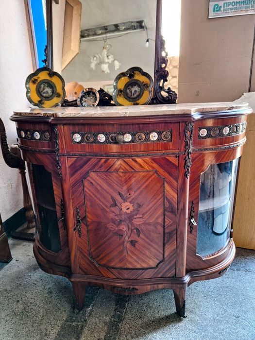 Бароково витринно шкафче