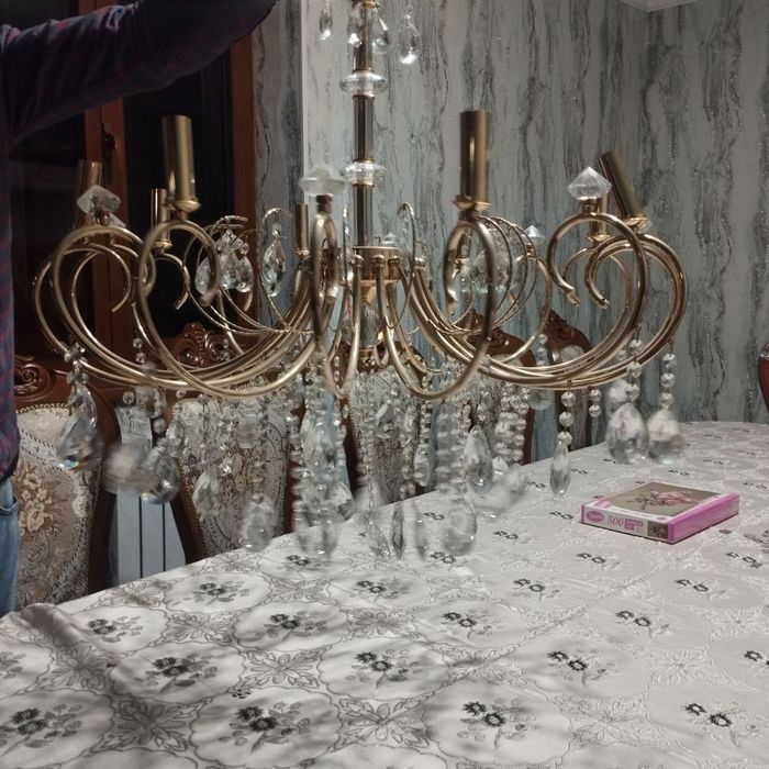 Люстра сотилади.