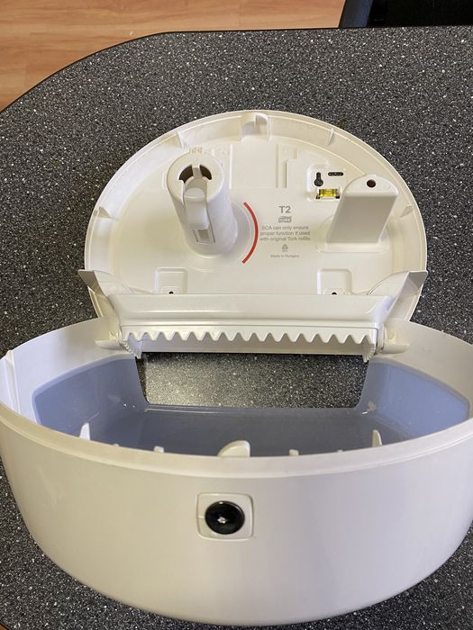 Диспенсер для туалетной бумаги Tork.