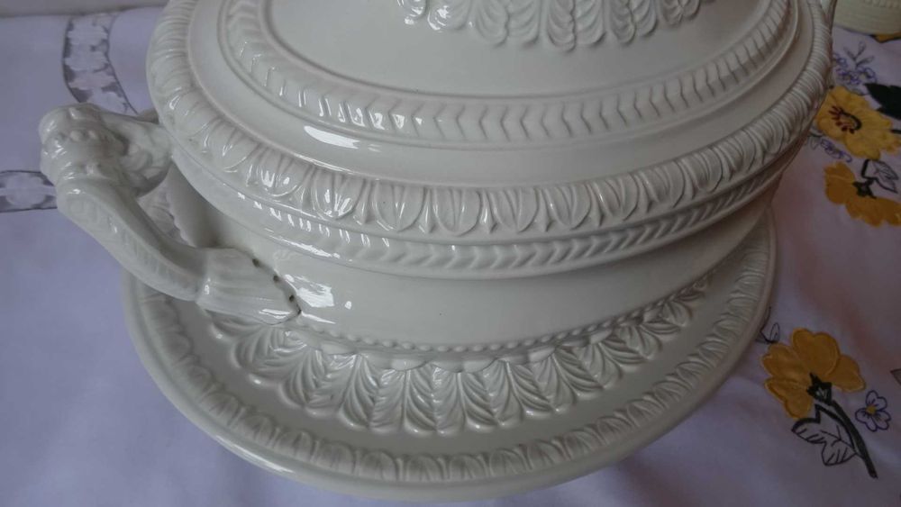 Супник бяла глазирана керамика, ръчно изработен , внос от  Италия.