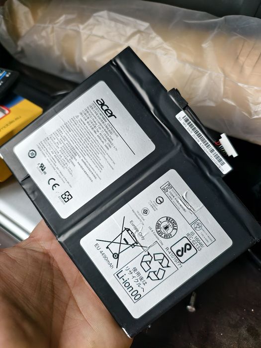 Продавам клавиатура и батерия Acer switch 5