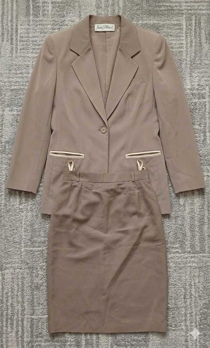 Costum fusta și sacou bej