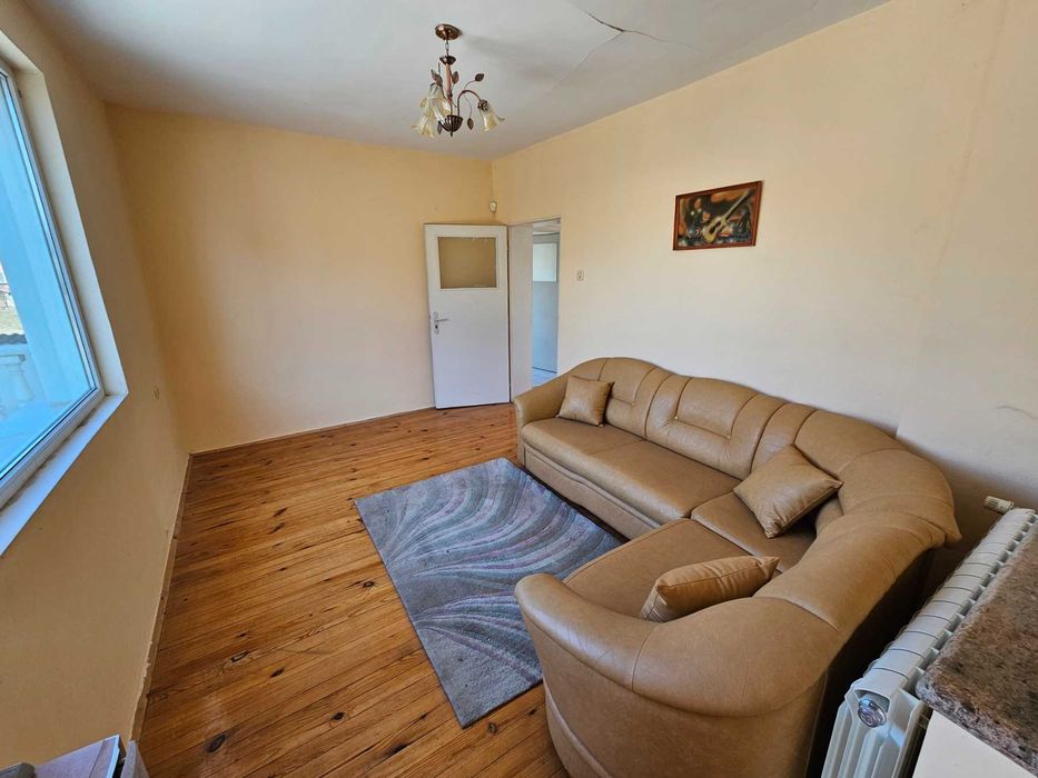 3-етажна къща с басейн и голям двор в квартал Каменица