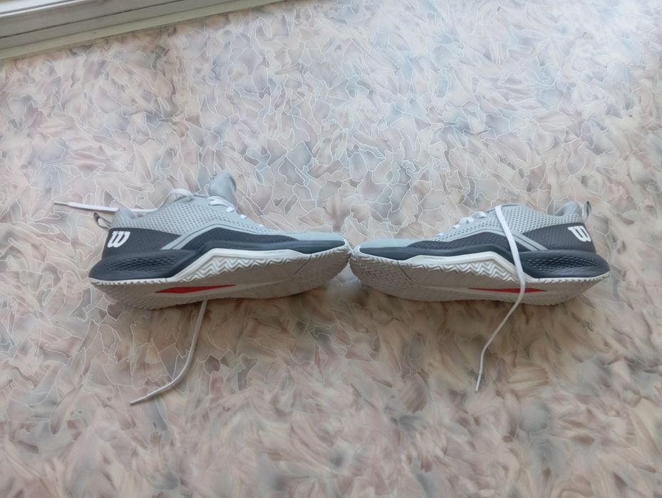 Продам кроссовки Wilson