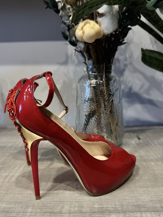 Босоножки красные