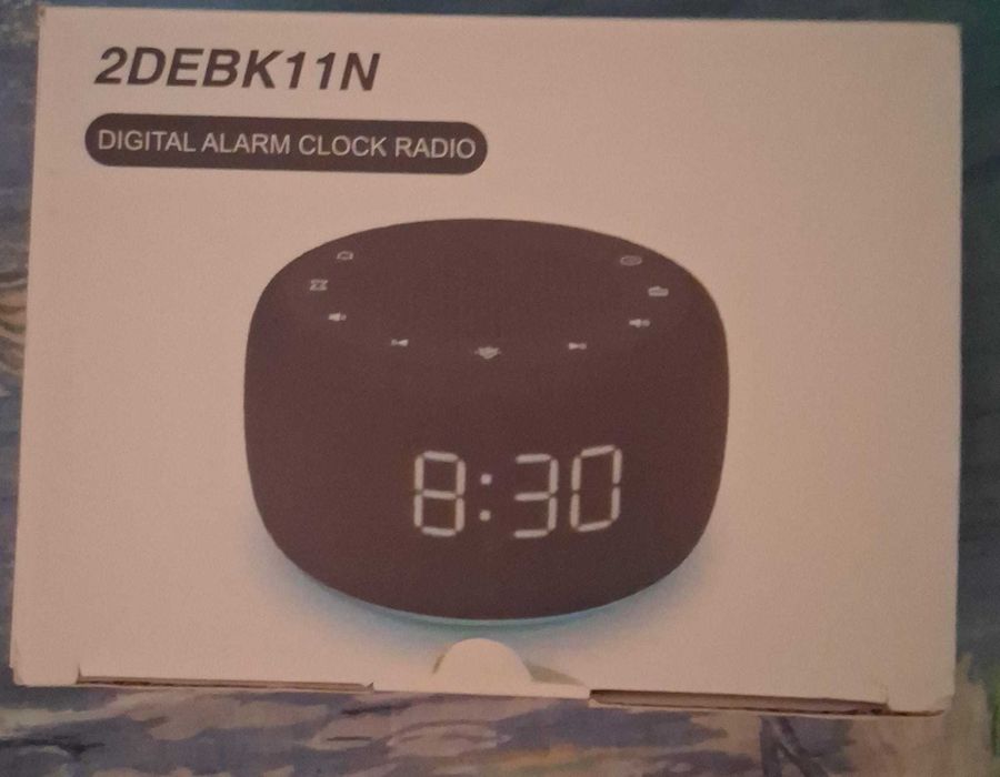 Ceas Digital de Masă cu Radio FM și Alarma Dimmable Model 2DEBK11N - Nou