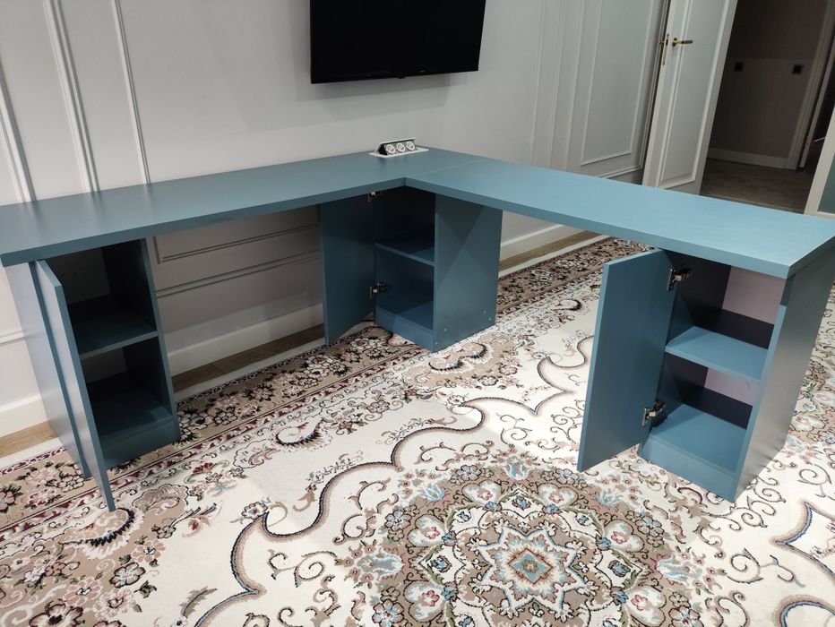 Стол с 3 тумбочками