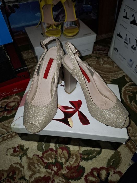 Нежные блестящие туфли на устойчивом каблуке