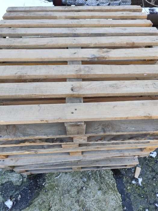 Продавам палети и скари