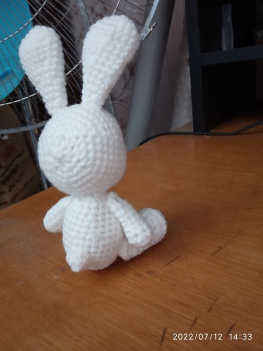 Продаётся вязанная игрушка зайчик.