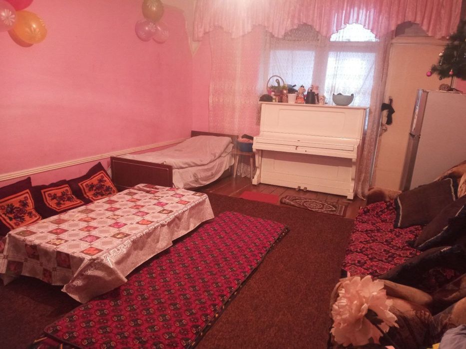 Hovli sotiladi 4 xonadan iborat qishki yozgi tomorqasi bor suv gaz