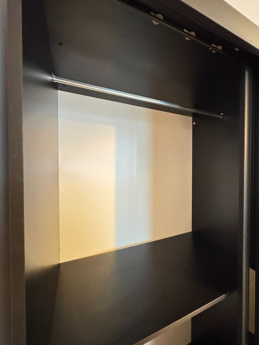 Dulap MDF Hartford 402 negru și auriu în stare foarte bună