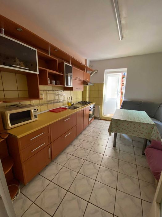 Închiriez apartament 3 camere