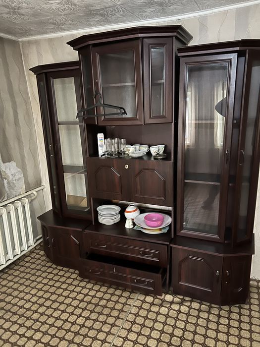 Продам газ плиту , шкаф и диван