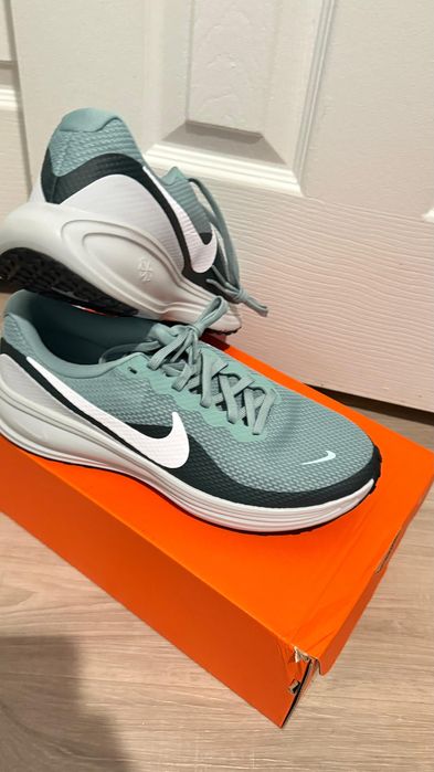 Nike  revolution 8 кроссовки