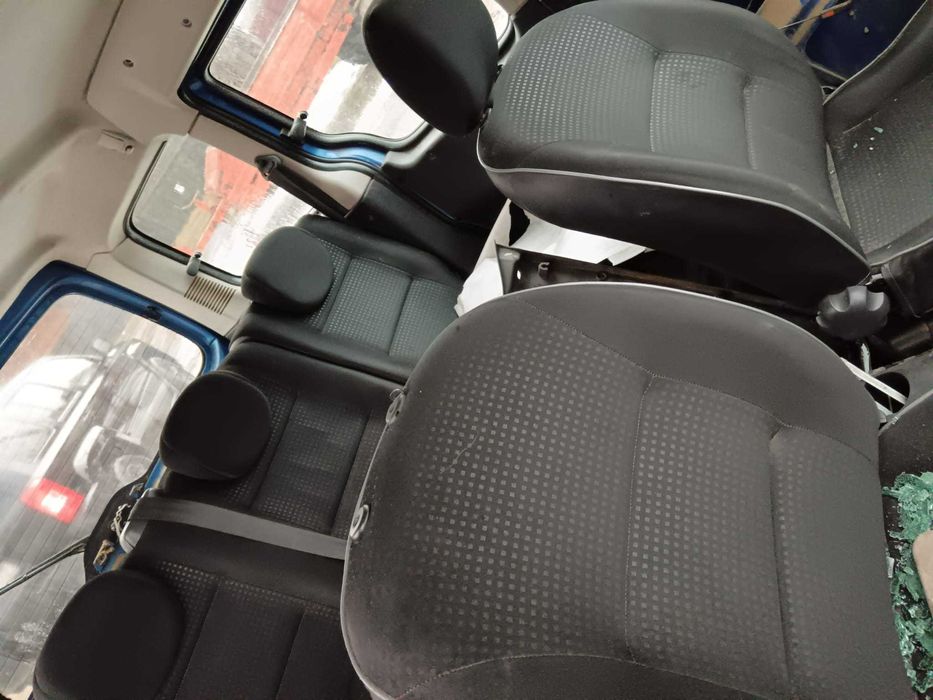 Vând mașina pentru fier vechi