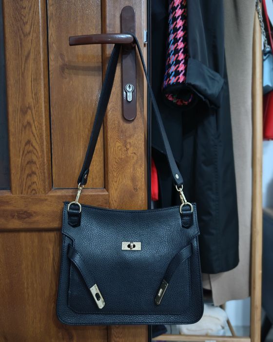 Geantă neagră din piele naturală – design clasic cu accente metalice