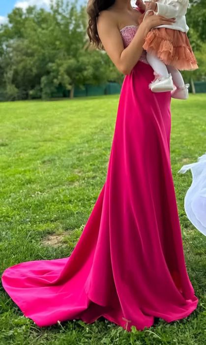 Rochie nașă, de asemenea este potrivită și pentru banchet