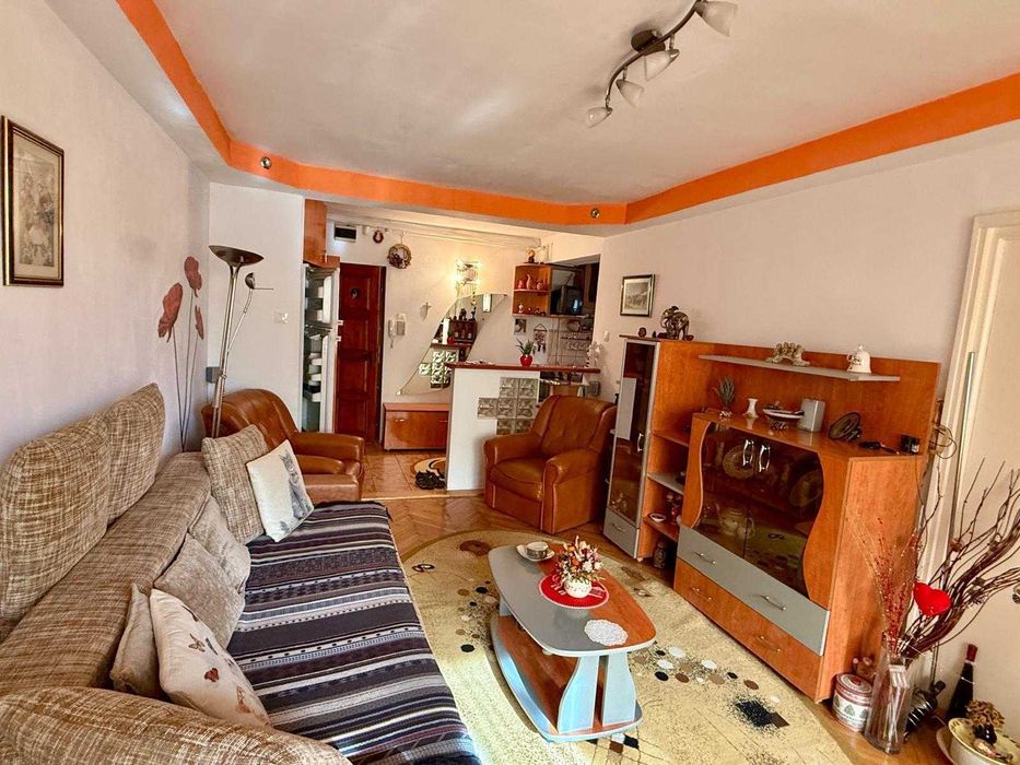 Apartament complet mobilat, zonă liniștită, spații pentru parcare auto