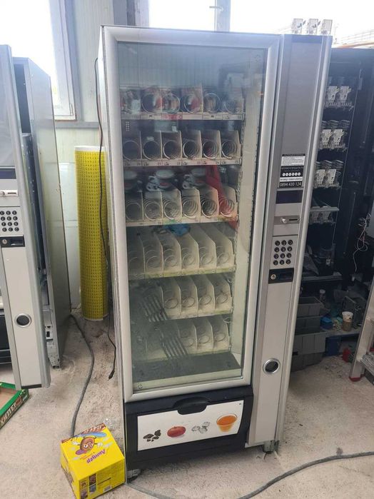 Вендинг автомати за пакетирани закуски и студени напитки