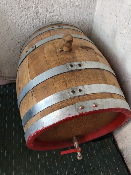 Vând butoi lemn de 40 l nou...tel 0762175165