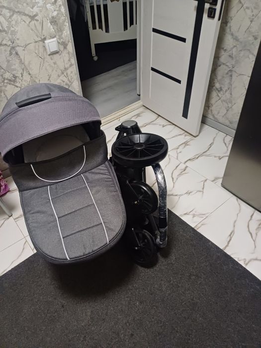 Продаётся фирменный коляска 2в1