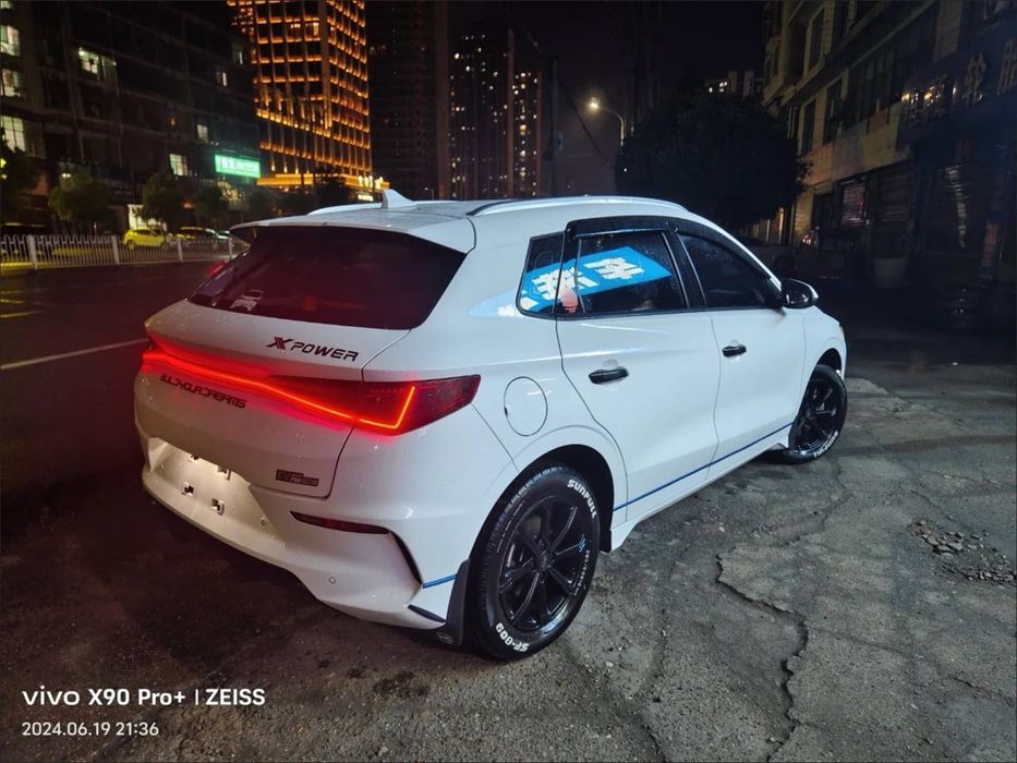 Глянцевые стойки из акрила для BYD E2