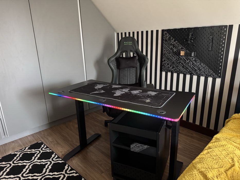Set Gaming Premium – Birou RGB 120x60 + Scaun Razer Edition + Noptieră pe roți