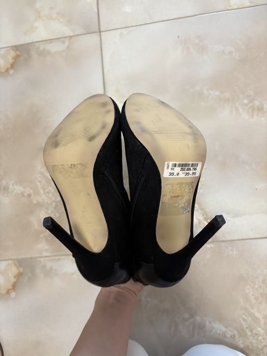 Черни боти на висок тънък ток