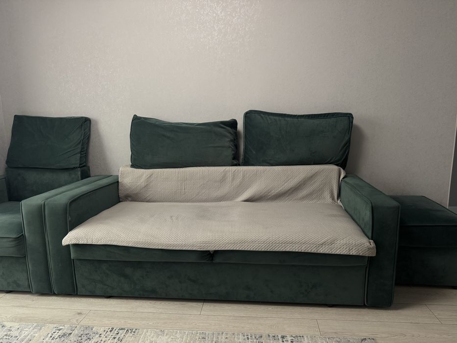 Диван зеленого бархатного цвета