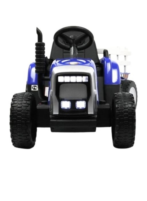 Игрушечный синий трактор