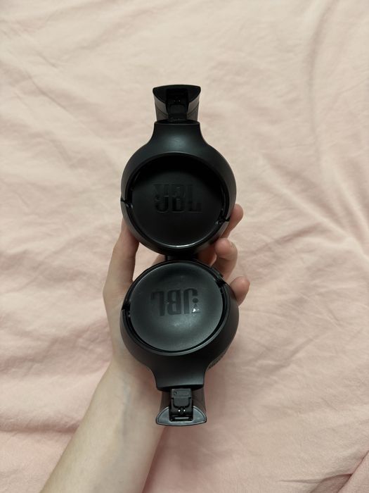 Слушалки JBL.