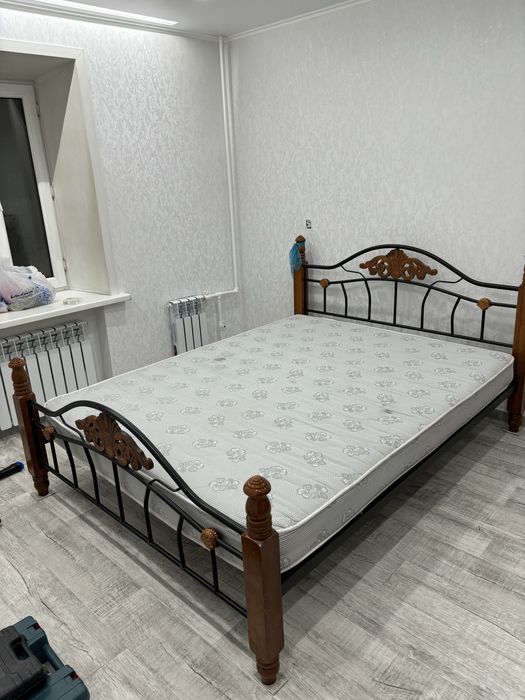 Кровать с матрасом