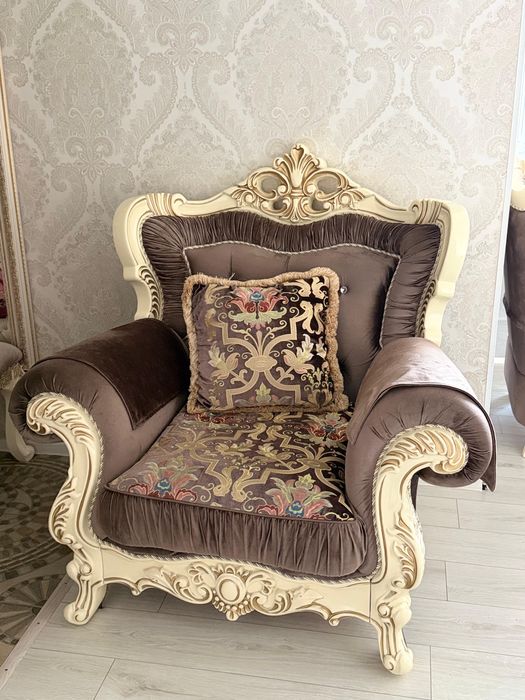 Продам диван с двумя креслами