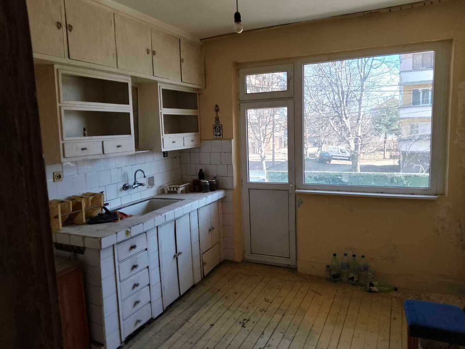 Продава се Тристаен апартамент в Левски - 100 кв.м за 418 €/кв.м - Снимка #1