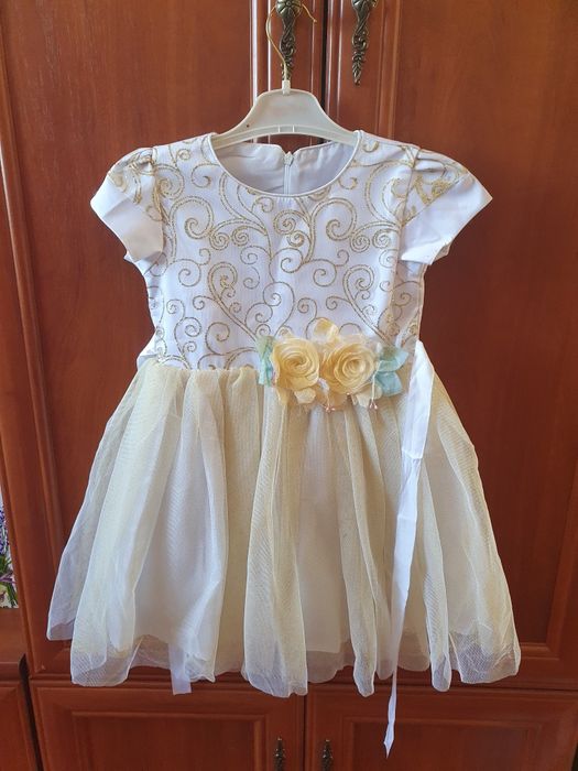 Қыз баланың киімдері сатылады