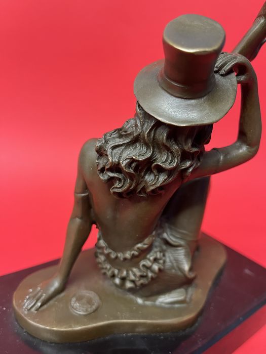 Бронзова статуя на дама-Танцьорка в кабаре