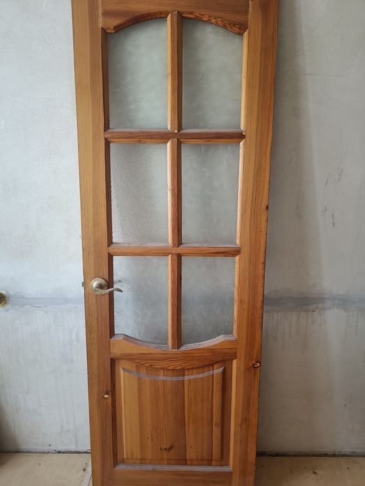 Продам деревянную дверь