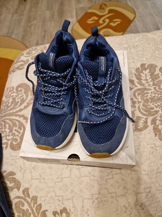 Vând adidași Skecers, model universal