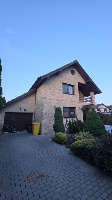 CASĂ SPAȚIOASĂ DE VÂNZARE – Corunca, Mures 180 MP + Mansardā | 600 MP Teren| Garaj| Saunā| 3 Terase