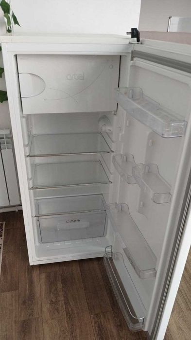 продам стол,пенал,холодильник,пианино недорого