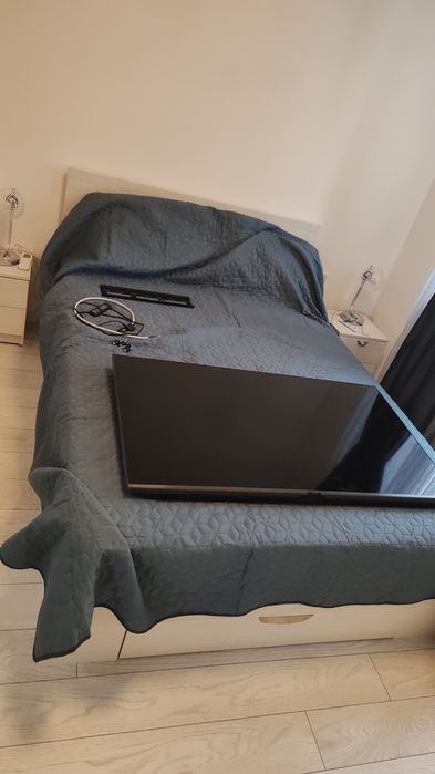 Vând dormitor cu dresing, pat cu saltea, husă,  2 noptiere și 2 veioze