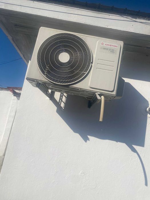 Aier conditionat 2 bucăți 1500 de lei Ariston folosit decât o lună am si garanție la ele