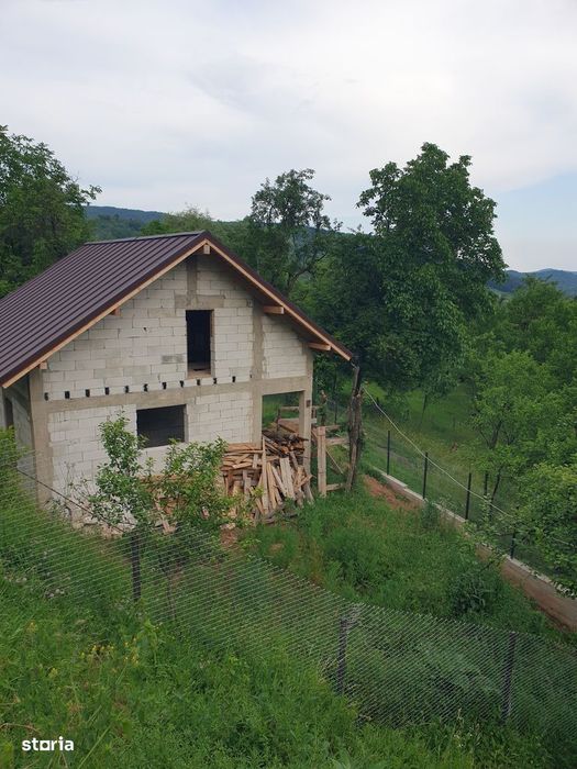 Casă de vacanta și teren  în zonă rurală