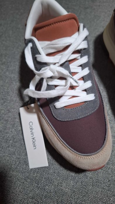 Adidasi Calvin Klein noi cu eticheta marimea 41 piele caprioara plus material 350 lei fix.