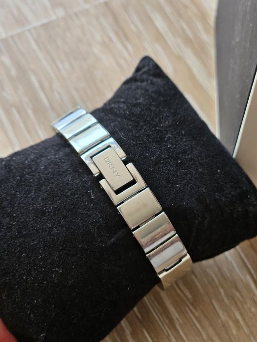 Сребрист часовник DKNY